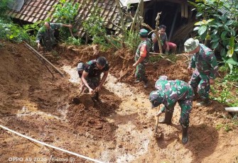 Angkat tanah longsor yang mengenai rumah warga