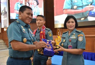 Kolonel Laut (KH/W) Roslin Panjaitan juara pertama lomba Pesparawi TNI AL 