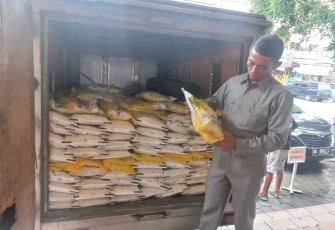 Dirut PUD Pasar Medan Suwarno saat cek pasokan distribusi beras