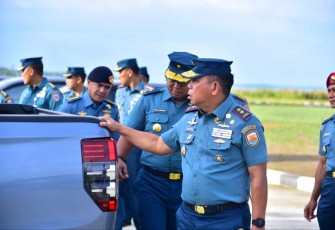 Pangkoarmada III Laksda TNI Irvansyah cek kendaraan dinas
