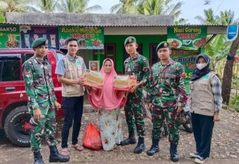 Yonbekang 2 Kostrad peduli korban banjir Malang Selatan 