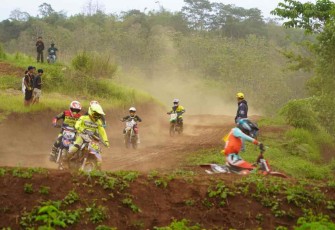 Antusias warga Cibatu saat menonton aksi grasstracker 