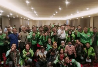 Cak Dedi Foto bersama usai Sosialisasi Wasbang ke Ratusan Ojol, Sabtu (05/11/2022).