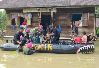 Evakuasi warga korban banjir di Kabupaten Aceh Tamiang 