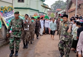 Pengamanan dari anggota Koramil, Polsek dan Banser dalam prosesi pemakaman Nyai Nafisah Sahal