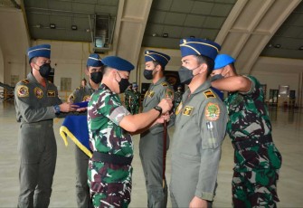 Danlanud Iswahjudi Marsekal Pertama TNI Irwan Pramuda saat menutup pendidikan transisi F-16