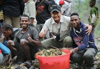 KBP Bambang W saat tradisi bakar batu bersama tokoh masyarakat di pegunungan Bintang 