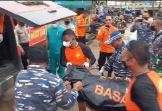 Evakuasi korban Kapal Pancung