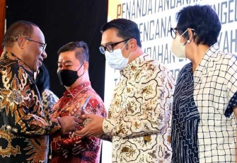 Wamendagri Jon Wempi Wetipo bersama Gubernur Jabar Ridwan Kamil 