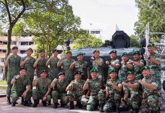 Kasad Jenderal TNI Dudung Abdurachman bersama pasukan AD Singapura 