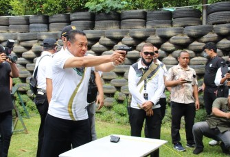 Bambang Soesatyo saat latihan menembak di lapangan tembak Perbakin Senayan Jakarta, Sabtu (19/11)