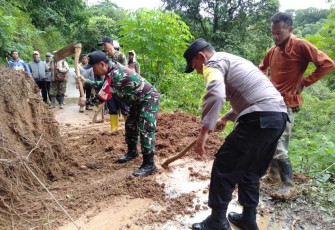 Kerja bakti bersihkan material longsor bersama warga binaan