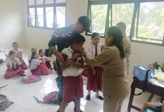 Imunisasi anak sekolah di perbatasan 