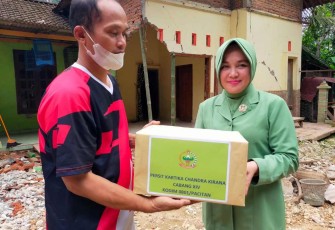 Ketua KCK Cabang XV Dim 0801/Pacitan saat memberikan bantuan untuk warga terdampak bencana alam