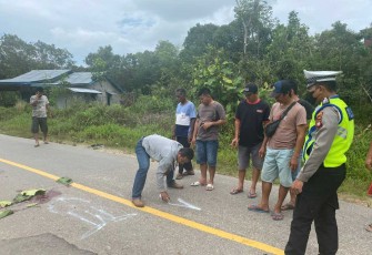 Polres Sekadau saat olah TKP korban tabrak lari 