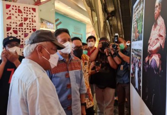 Menteri Basuki saat mengunjungi pameran Fotografi 7 Citizen No 1