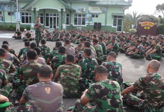 Dandim 0104/Atim Letkol Inf Agus Al Fauzi saat memberikan arahan anggotanya 