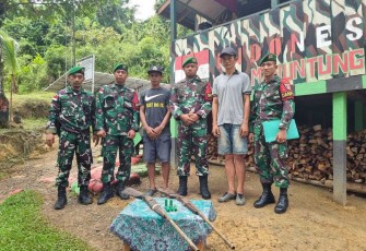 Dansatgas Yonif 621/Manutung Letkol Inf Deny Ahdiani Amir saat menerima senjata dari warga perbatasan 