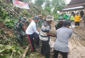 Karya bakti bersihkan material longsor bersama masyarakat 