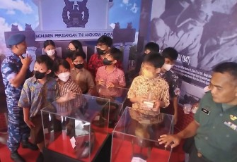 Animo siswa mengunjungi koleksi Muspusdirla 