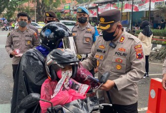 Kapolres Salatiga AKBP Indra Mardiana saat memberikan coklat ke pengendara motor sekaligus sosialisasi program terbaru Polres Salatiga