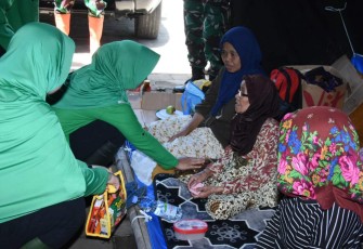 Persit Cabang BS Kopassus jenguk dan berikan bantuan korban gempa Cianjur 