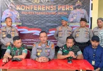 Dandim 0212/Tapsel Letkol Inf Amrizal Nasution saat konferensi pers di Mapolres Madina terkait keterlibatan anggota TNI dalam kasus tambang emas ilegal. Senin (1/12)