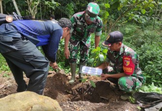 Peltu Suyanto tanam pohon alpukat di desa Bodag