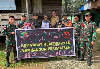Satgas Pamtas Yonif 645/Gty saat membagikan sembako masyarakat di perbatasan 