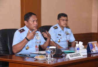 Wadan Koharmatau Marsma TNI Joseph Rizki Prabowo saat memberikan pengarahan Safety Meeting Lambangja, Kamis (8/12) 