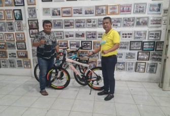 Sepeda gunung hadiah penggiat sosial di HUT le-6 pewarta.co Medan, Kamis (8/12)