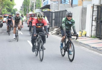 Dandim 0803/Madiun Letkol Inf Meina Helmi saat gowes