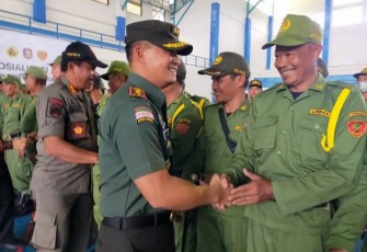 Dandim 0801/Pacitan Letkol Inf Roliyanto saat menghadiri pengukuhan Satlinmas Se Kecamatan Pacitan