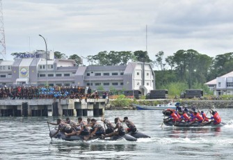 Lomba Dayung Perahu Karet meriahkan Hari Armada RI di Koarmada III, Sorong, Papua Barat, Sabtu (10/12)