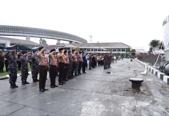 Kasal Laksamana TNI Yudo Margono saat melepas Sailing Camp di Dermaga Kolinlamil Jakarta 