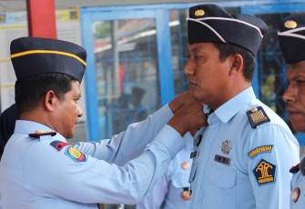 Kalapas Waikabubak Yohanis Varianto saat menyematkan pangkat anggotanya, Senin (12/12)