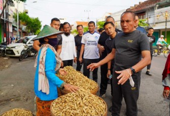 Gubernur Sumut Letjen TNI (Purn) Edy Rahmayadi saat berdialog dengan penjual kacang tanah di Madiun, Senin (12/12)