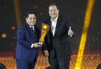 Erick Thohir saat menerima penghargaan 