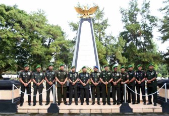 Ziarah rombongan dalam rangka Hari Juang TNI AD 