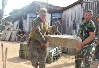 Prajurit Korps Marinir AS saat baksos renovasi fasum di Situbondo