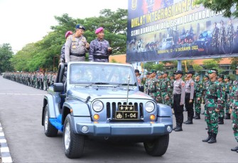 Kalemdiklat Polri Komjen Rycko Amelza Dahniel saat pengecekan prajurit Diklat Integrasi TNI AD - Polri di Surabaya, Jum'at (16/12)