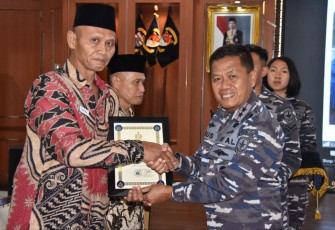 Pangkolinlamil Laksda TNI Agus Hariadi saat memberikan piagam purna tugas di Jakarta 