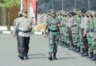Danrindam Jaya Kolonel Inf Ayub Akbar saat inspeksi siswa Diklat Integrasi TNI AD - Polri