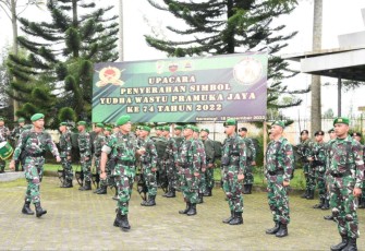 Danrem 023 KS Kolonel Inf Dodi Triwinarto saat melepas gerak jalan Pleton Beranting Yudha Wastu Pramuka Jaya