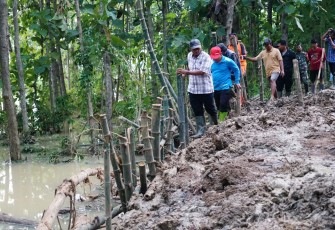 Pj Bupati Pati Henggar saat meninjau tanggul jebol Desa Ketitang Wetan