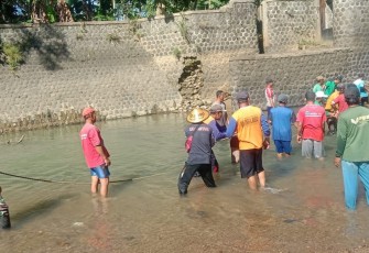 Gotong royong bersama warga binaan bersihkan lingkungan 