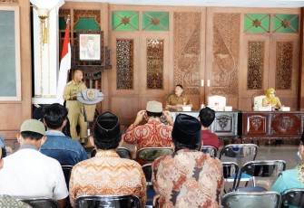 Pj Bupati Pati serahkan bantuan hibah APBD untuk sarana ibadah