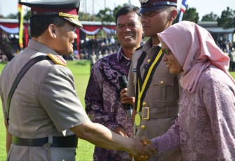 Kapolda Jateng Irjen Pol Ahmad Luthfi saat memberikan ucapan selamat orang tua Iqbal. Rabu (21/12)