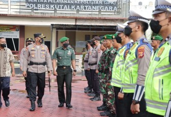 Kasdim 0906/Kkr Mayor Inf Mahfudz saat pengecekan pasukan operasi Lilin di Polres Kukar, Kamis (22/12)