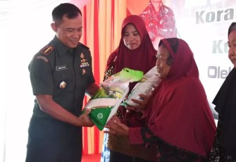 Danrem 081/DSJ Kolonel Inf Deni Rejeki saat memberikan bansos di hari Ibu